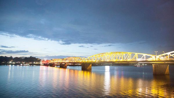 Living-Central-Vietnam-Tour-Hue-city-trang-tien-brigde