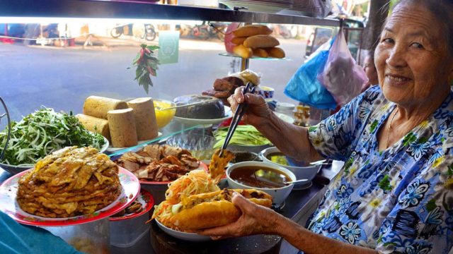Half-Day-Hoi-An-Food-Tour-By-Motorbike-Banh-Mi
